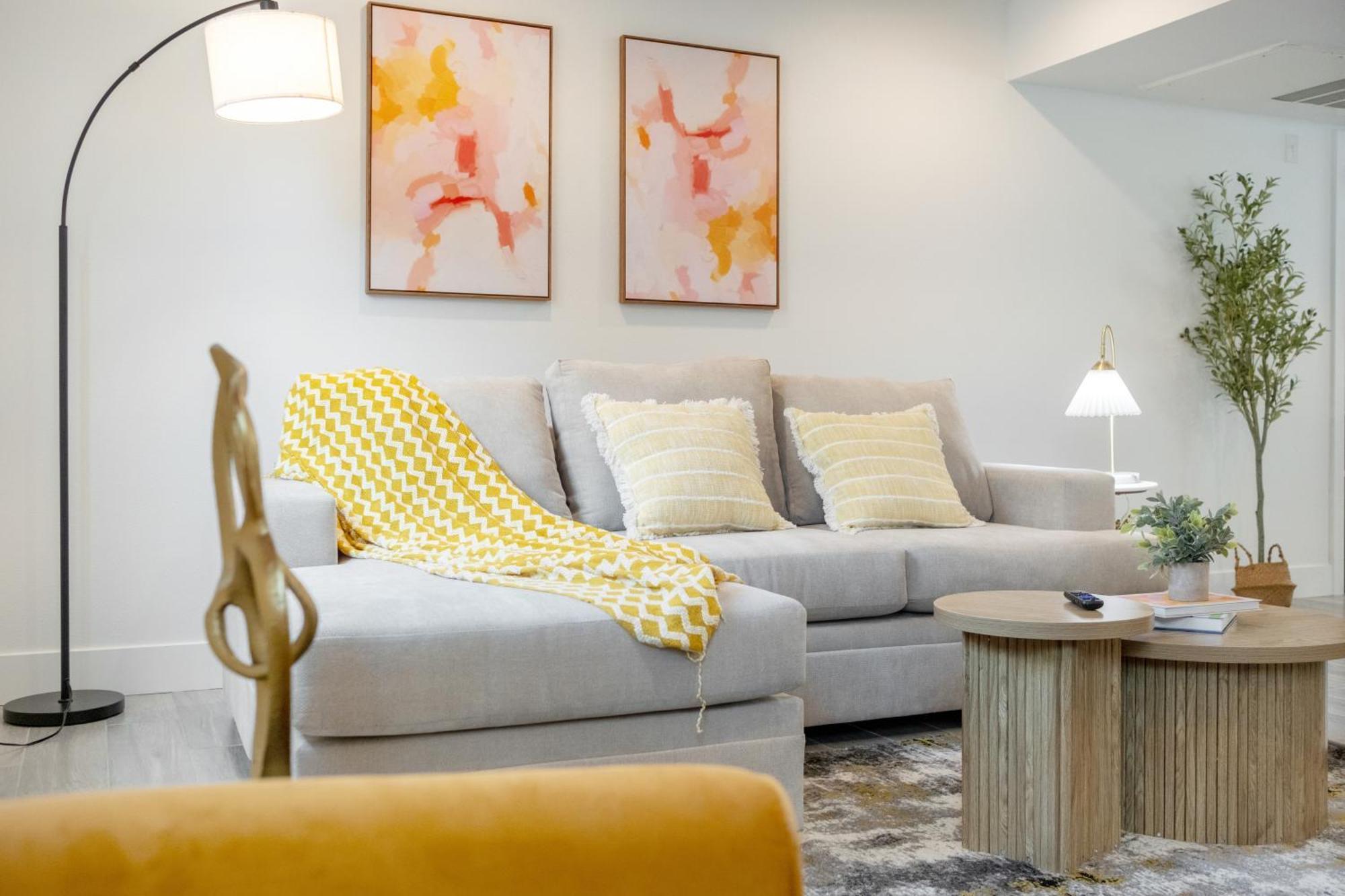 Cozy Urban Retreat Near Downtown La & Usc - Private Room With Shared Living Room And Kitchen — Photos 1