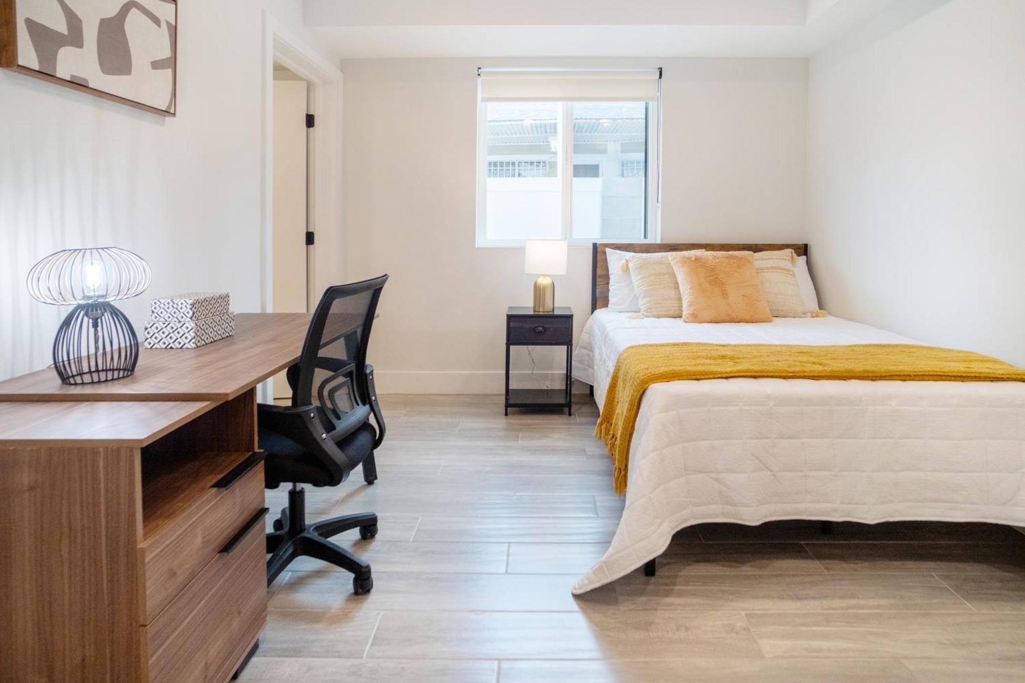 Cozy Urban Retreat Near Downtown La & Usc - Private Room With Shared Living Room And Kitchen — Photos 3